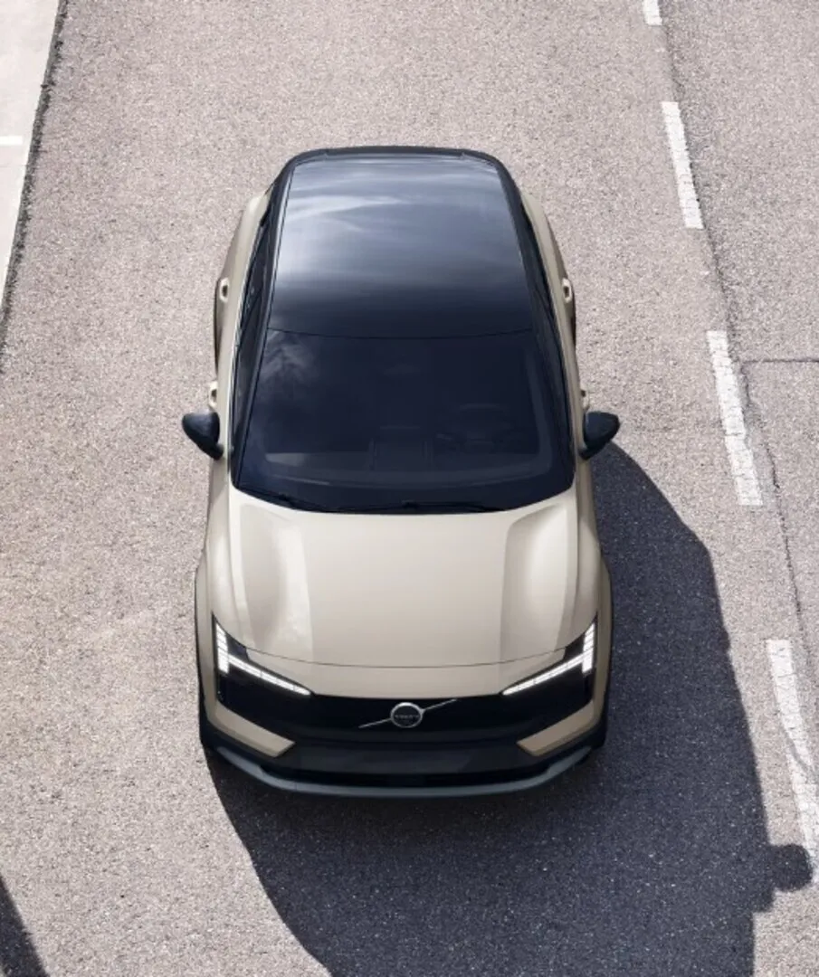 Volvo EX30 Cross Country 10019831 carousel image