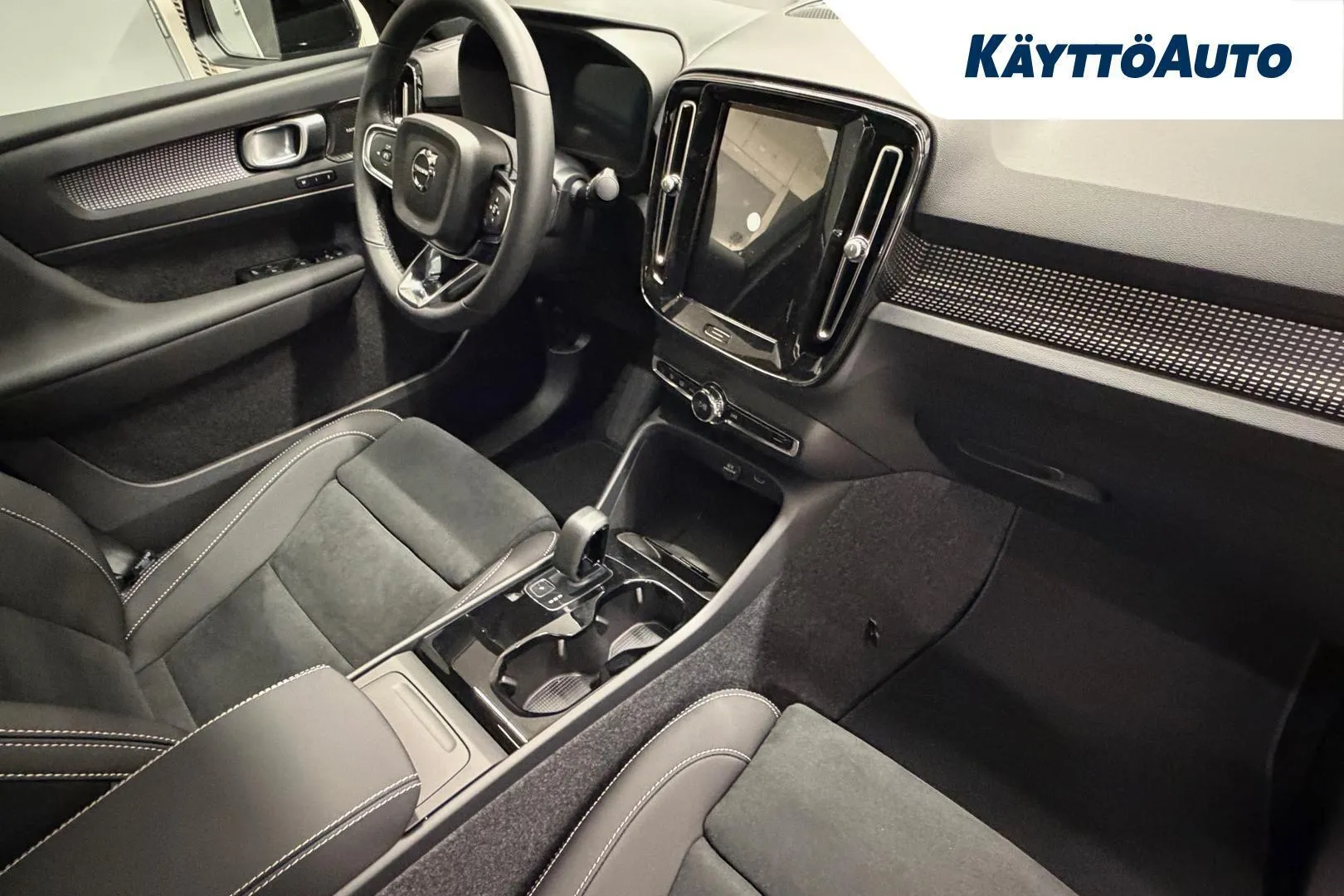 Volvo EC40 YMN-761 carousel image