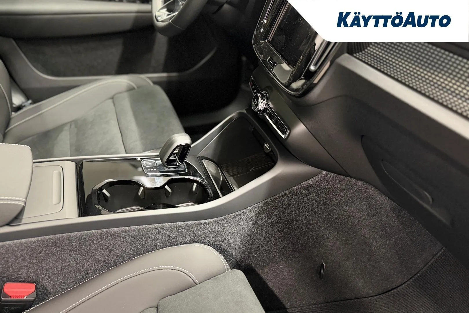 Volvo EC40 YMN-761 carousel image