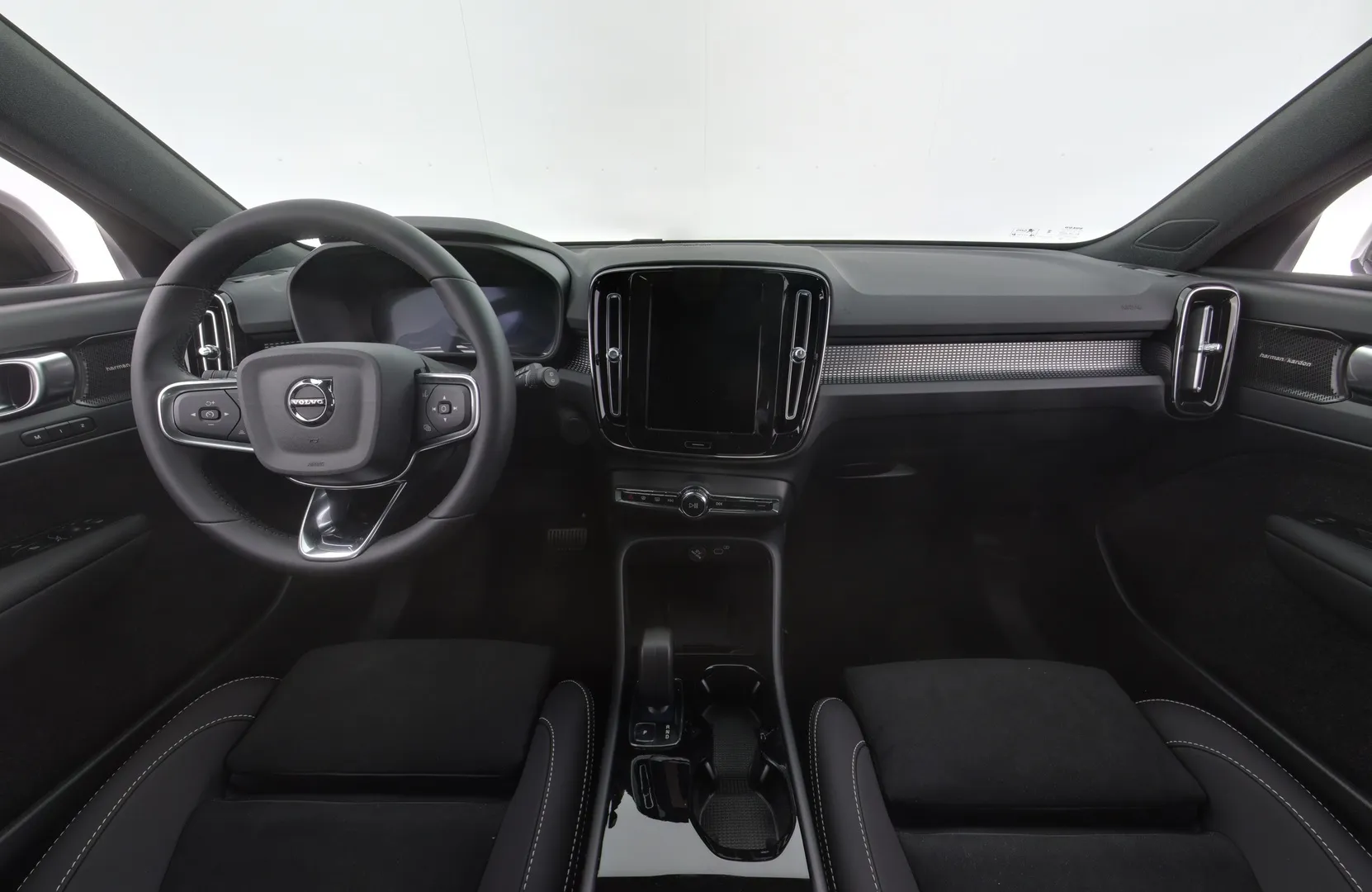 Volvo EX40 YMN-727 carousel image