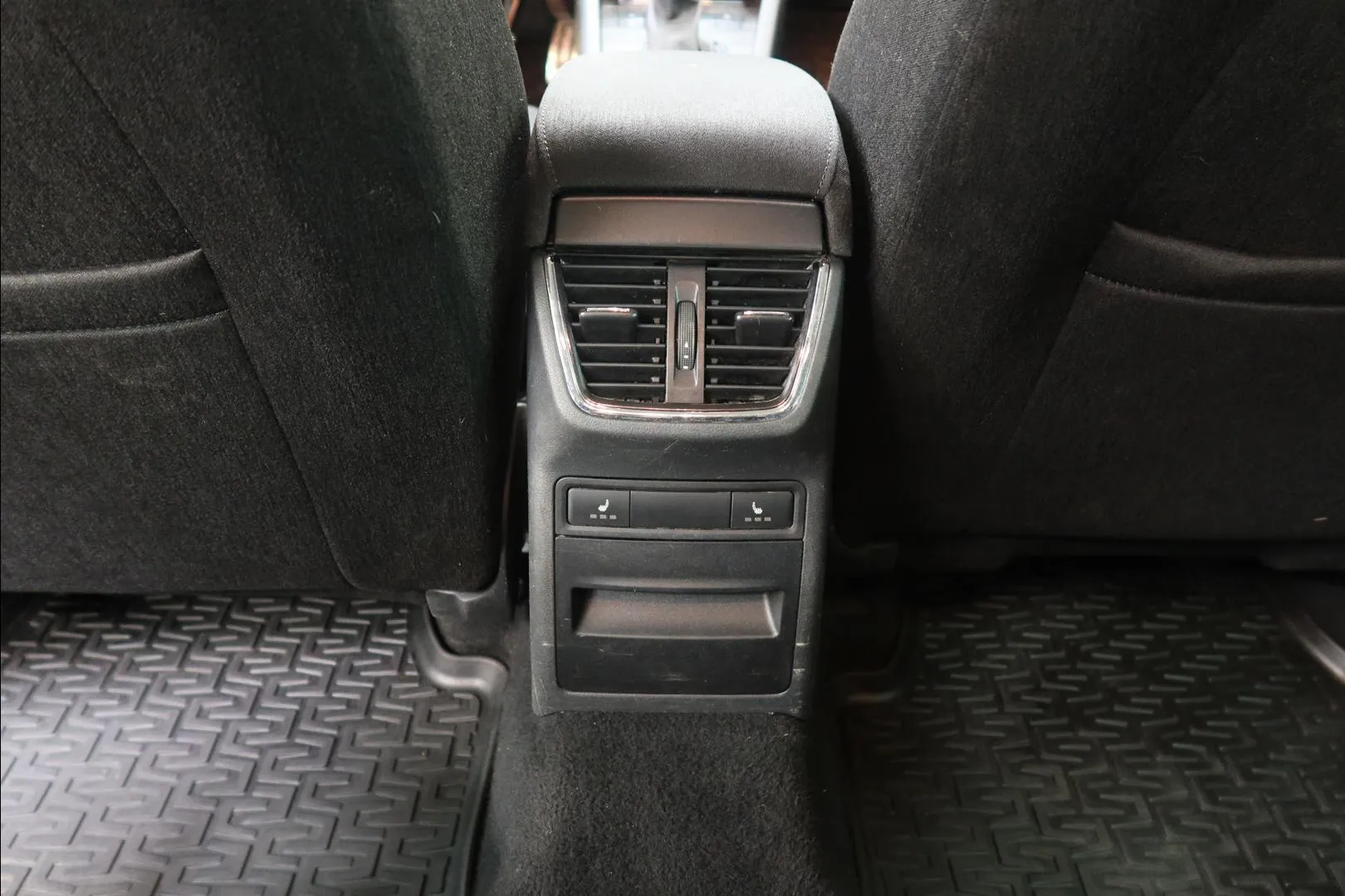 Skoda Octavia ZKU-240 carousel image