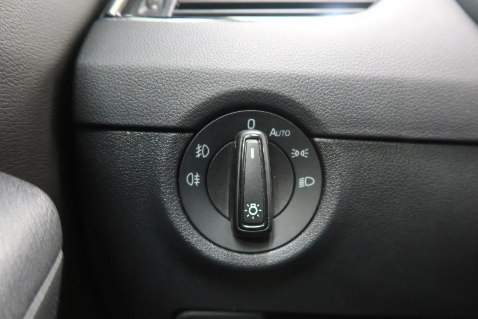 Skoda Octavia ZKU-240 carousel image