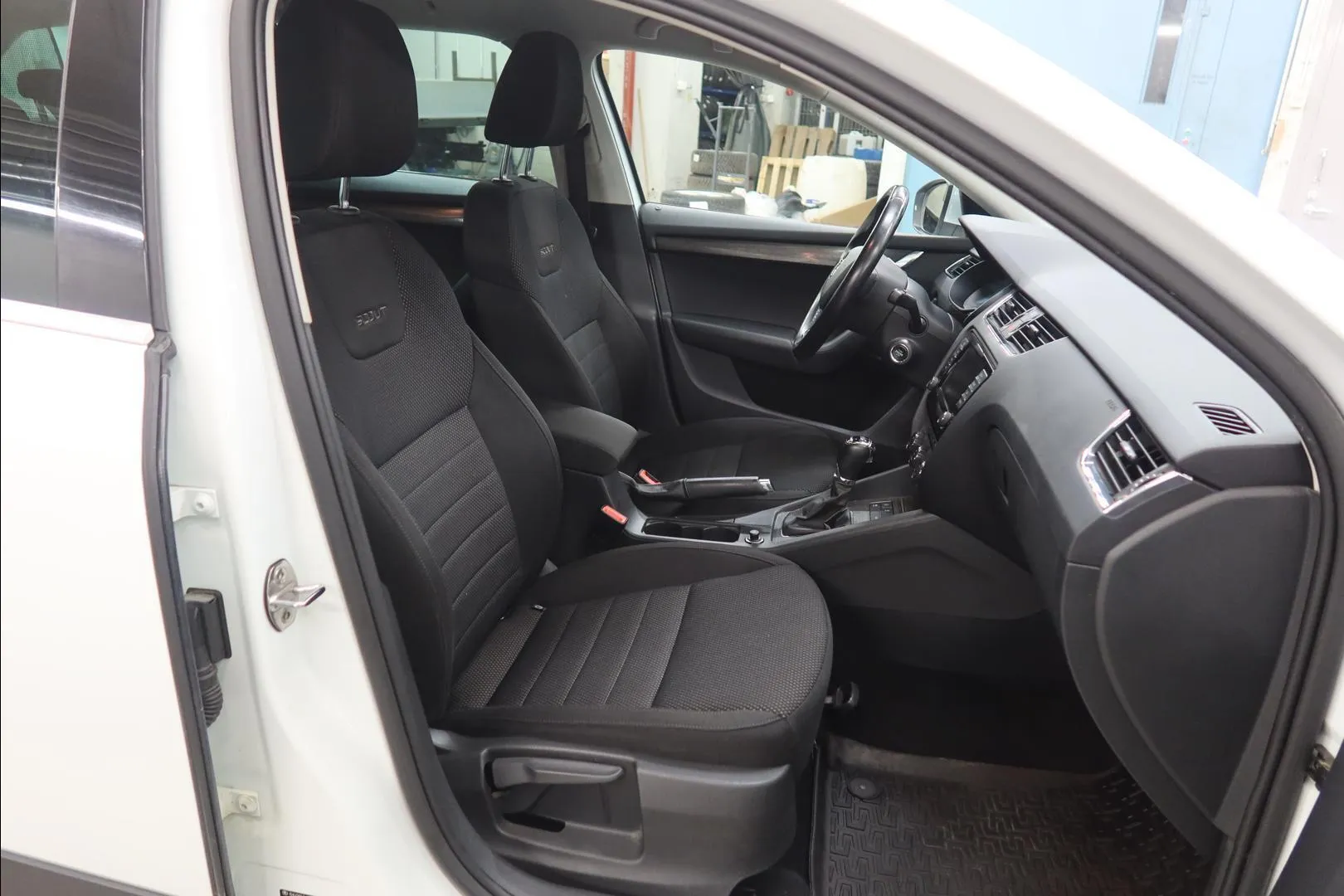 Skoda Octavia ZKU-240 carousel image