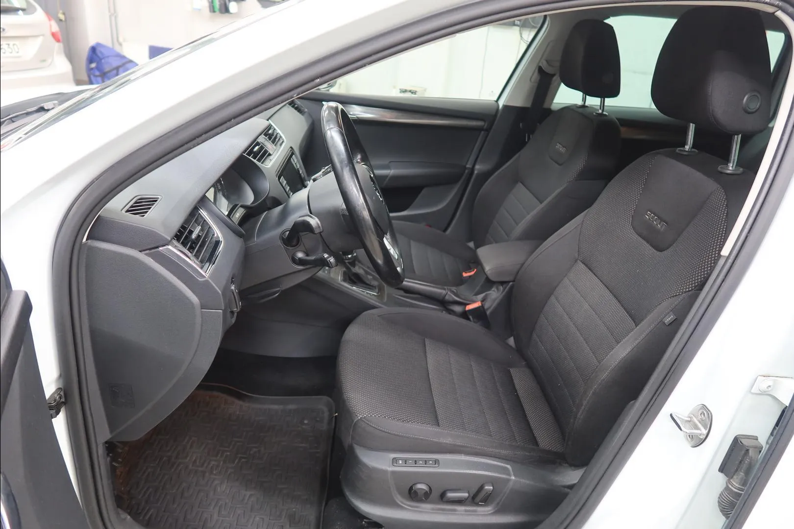 Skoda Octavia ZKU-240 carousel image