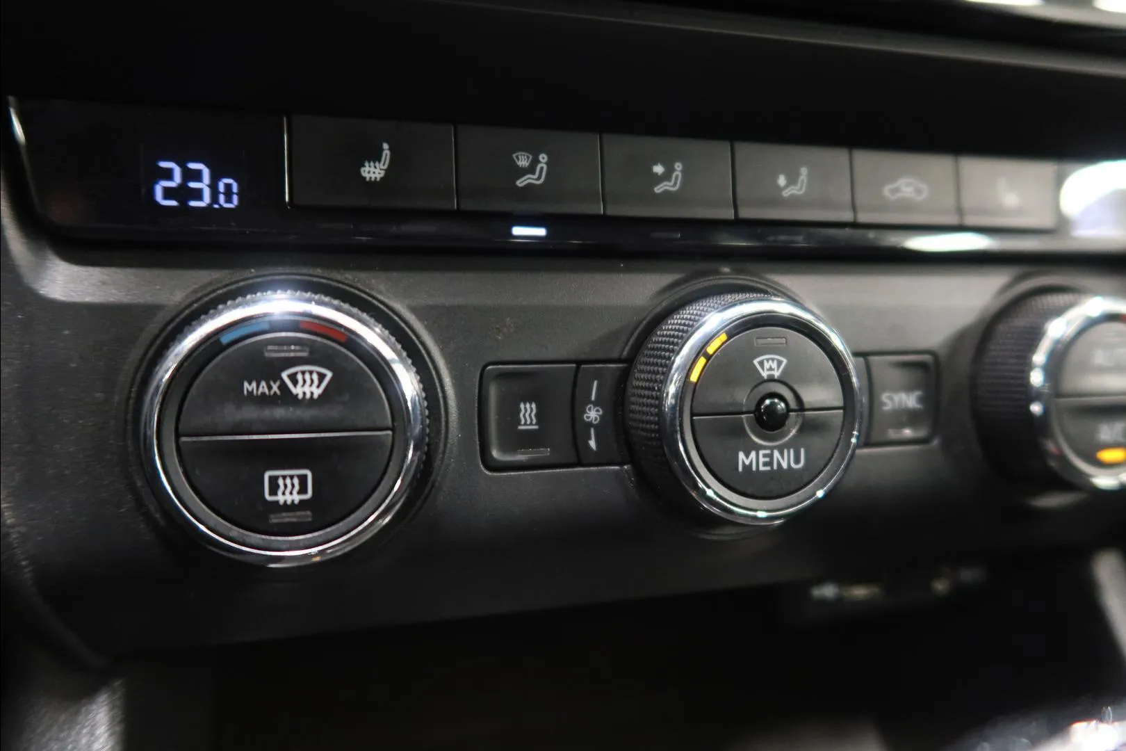 Skoda Octavia ZKU-240 carousel image