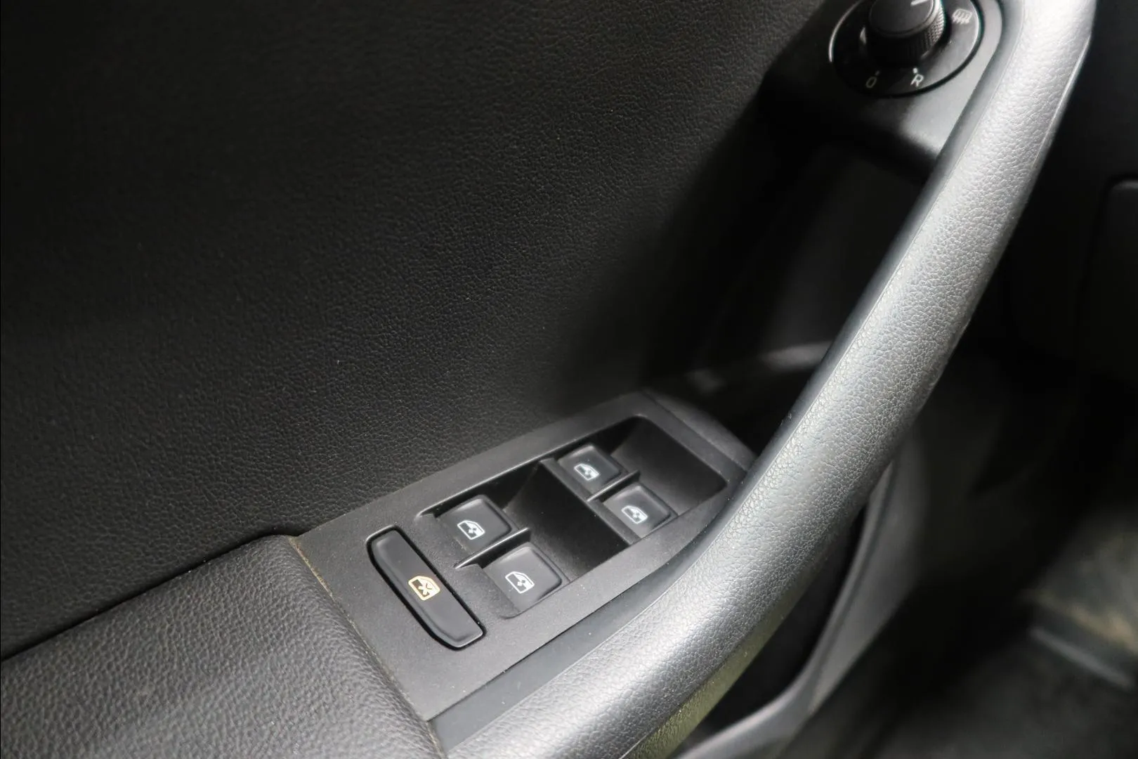 Skoda Octavia ZKU-240 carousel image