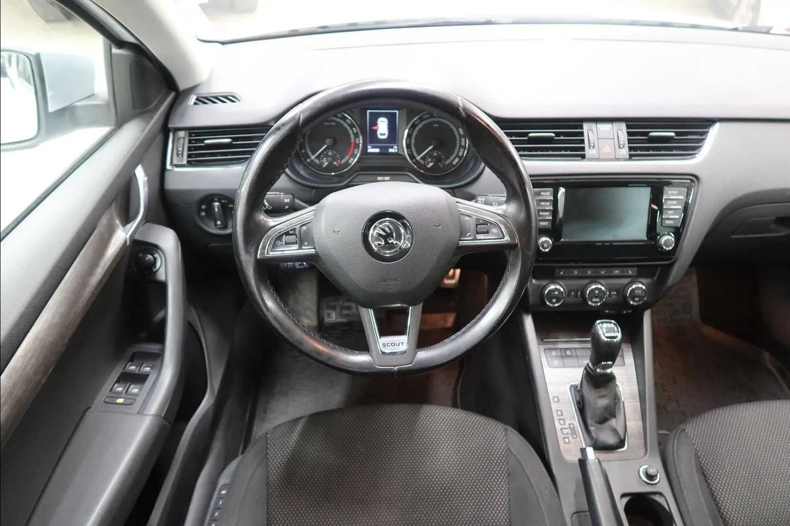 Skoda Octavia ZKU-240 carousel image