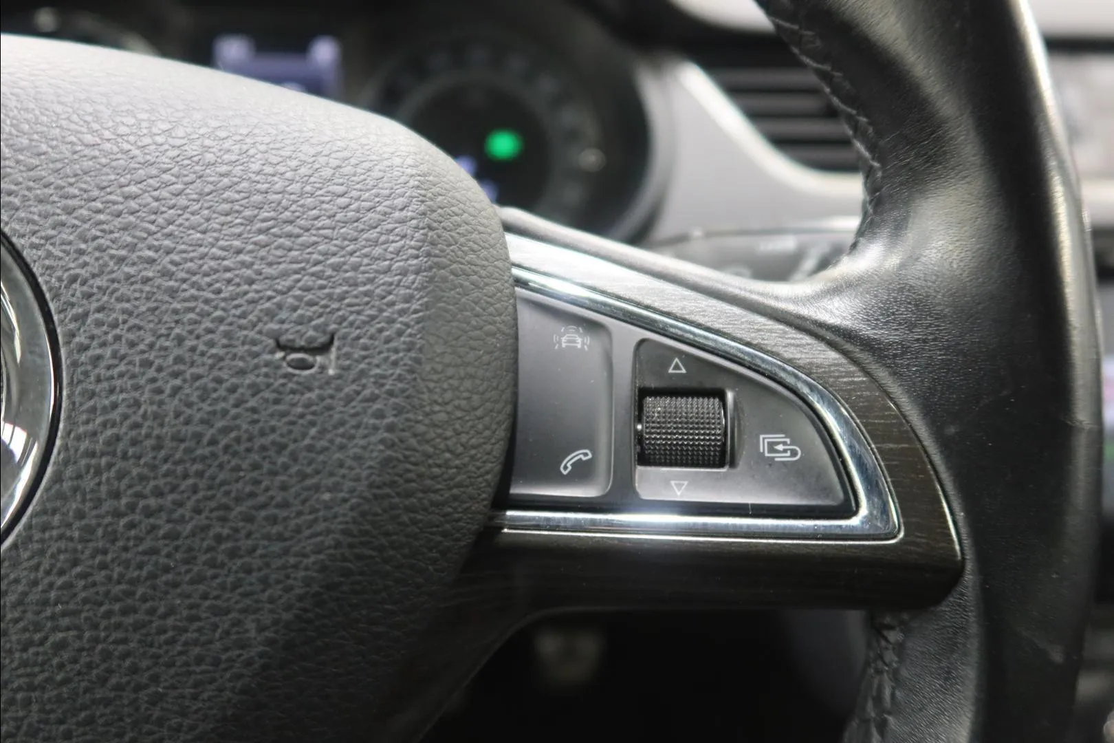 Skoda Octavia ZKU-240 carousel image