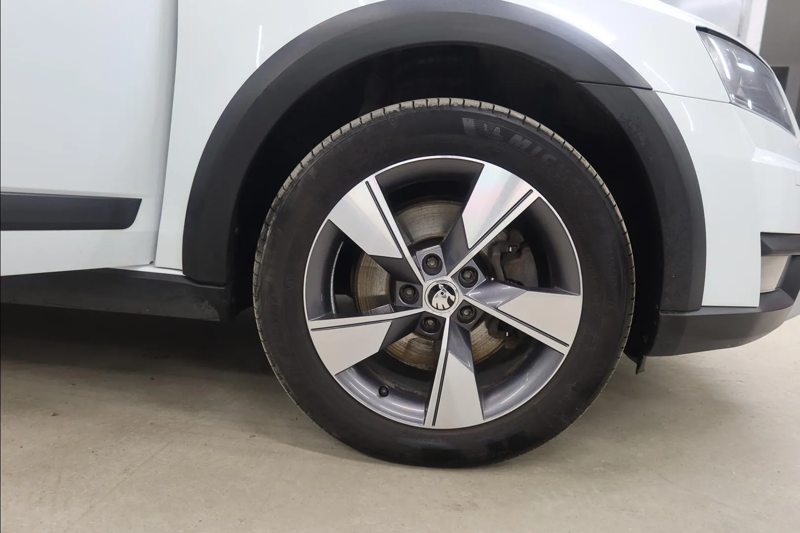 Skoda Octavia ZKU-240 carousel image