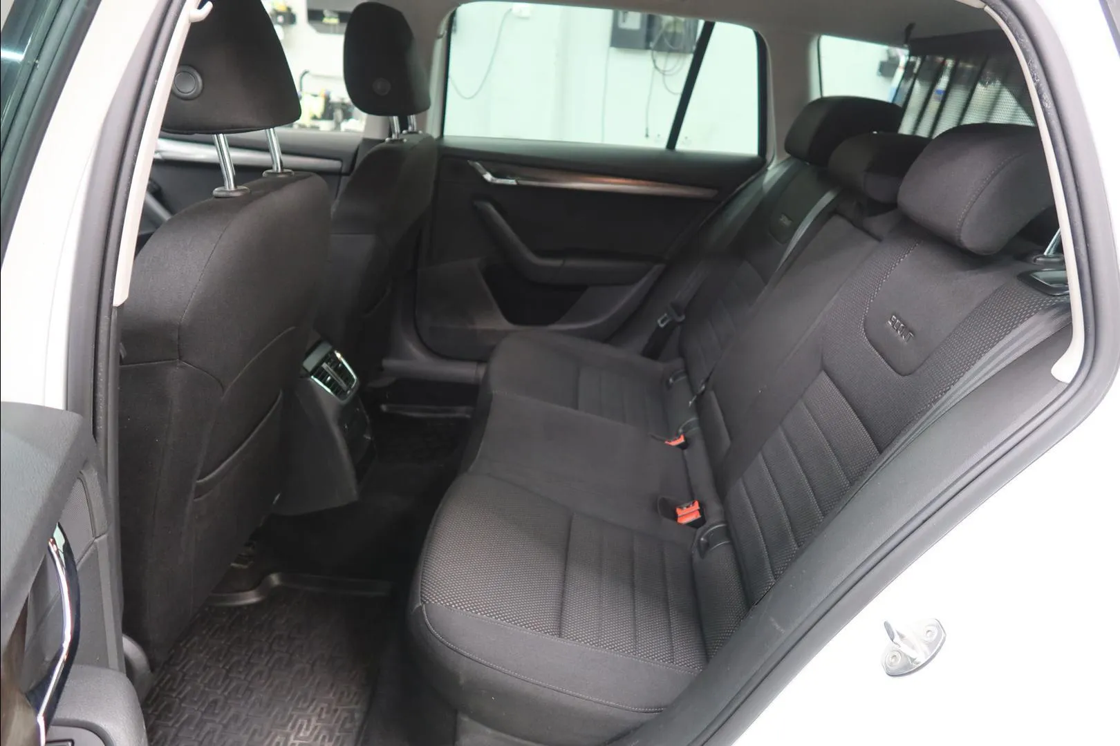 Skoda Octavia ZKU-240 carousel image