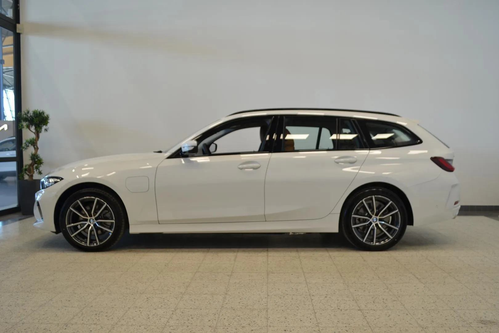 BMW 330 ZPR-153 carousel image