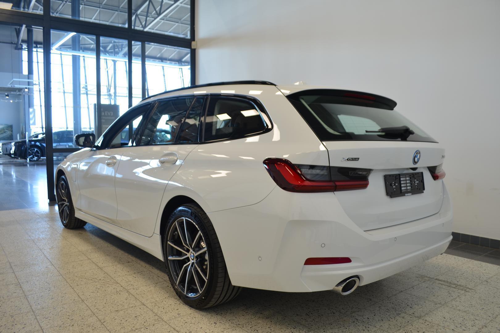 BMW 330 2026, kuva 4/11