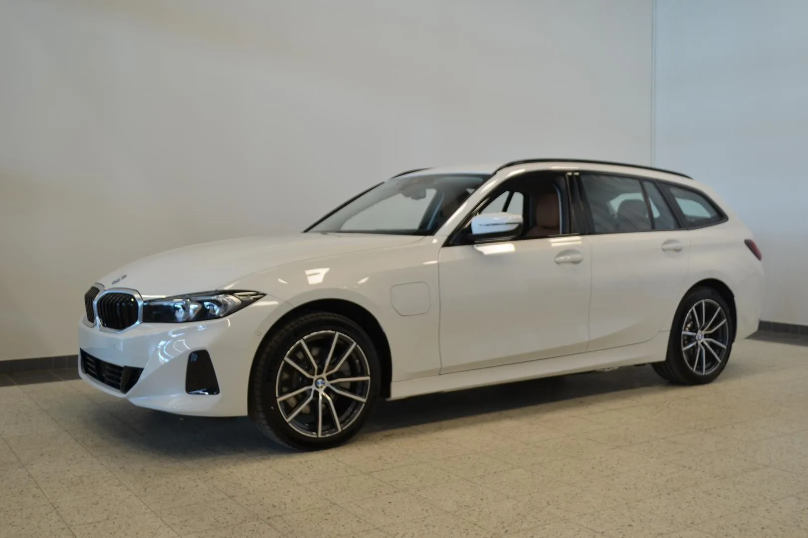 BMW 330 ZPR-153 carousel image