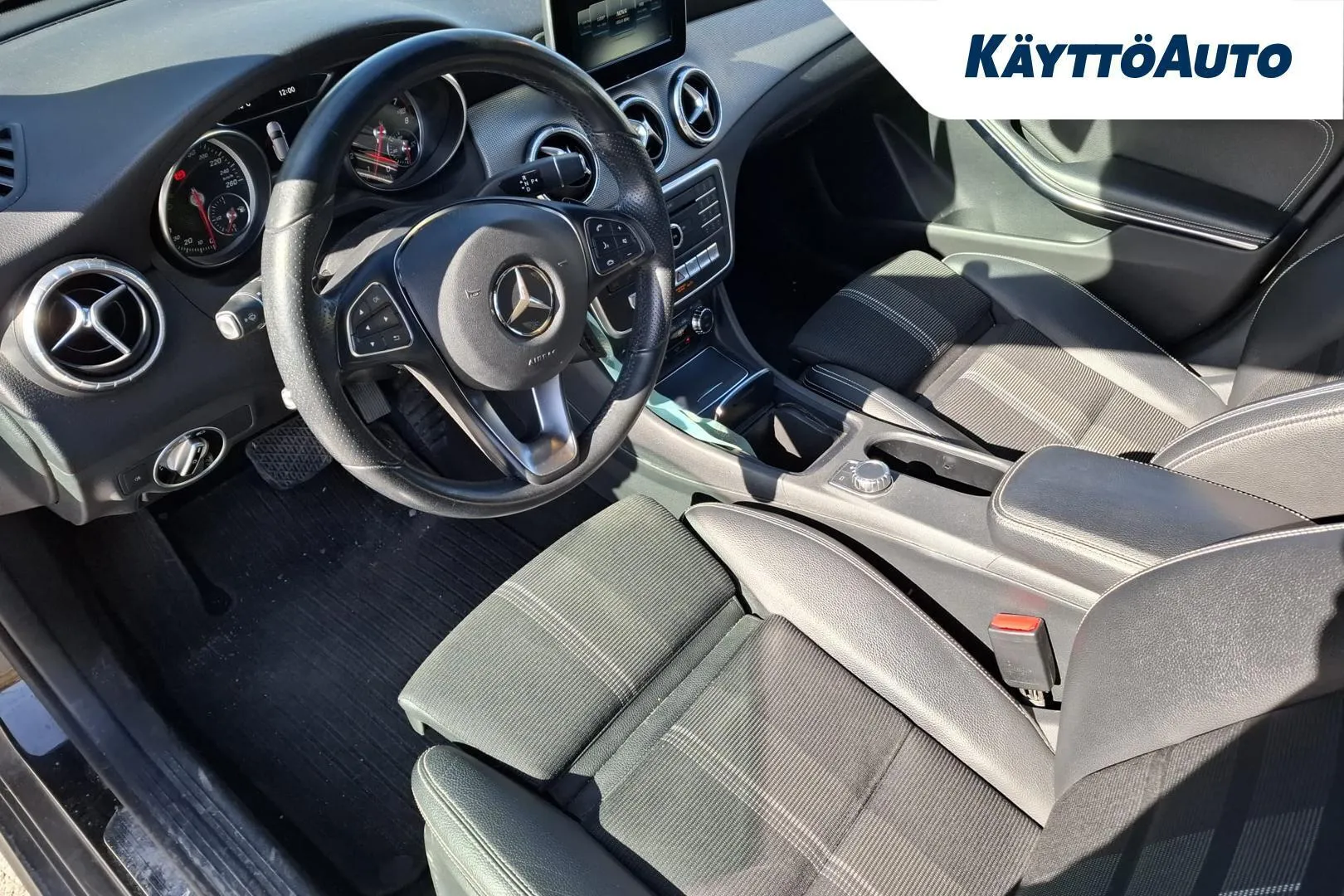 Mercedes-Benz CLA YJH-365 carousel image