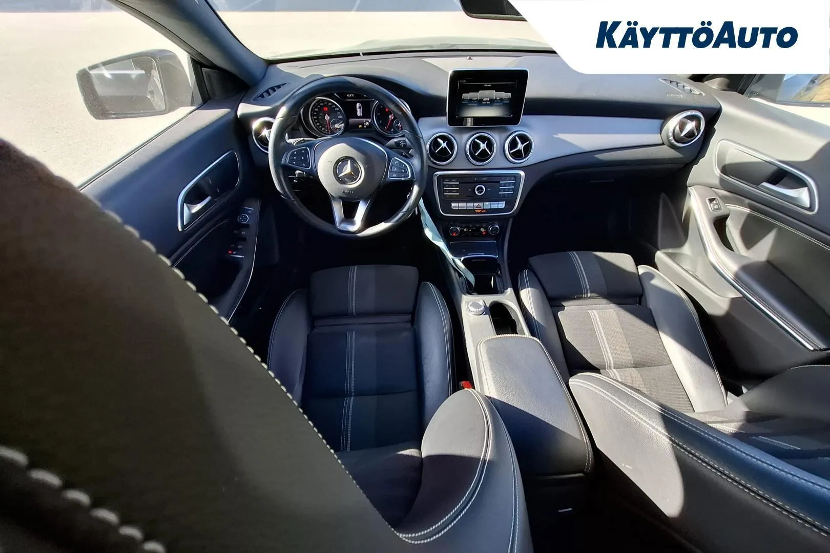 Mercedes-Benz CLA YJH-365 carousel image