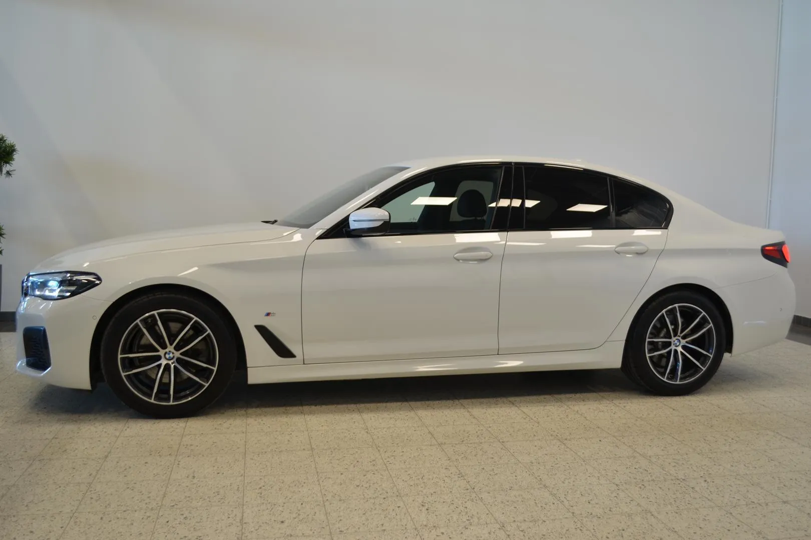 BMW 520 NME-326 carousel image