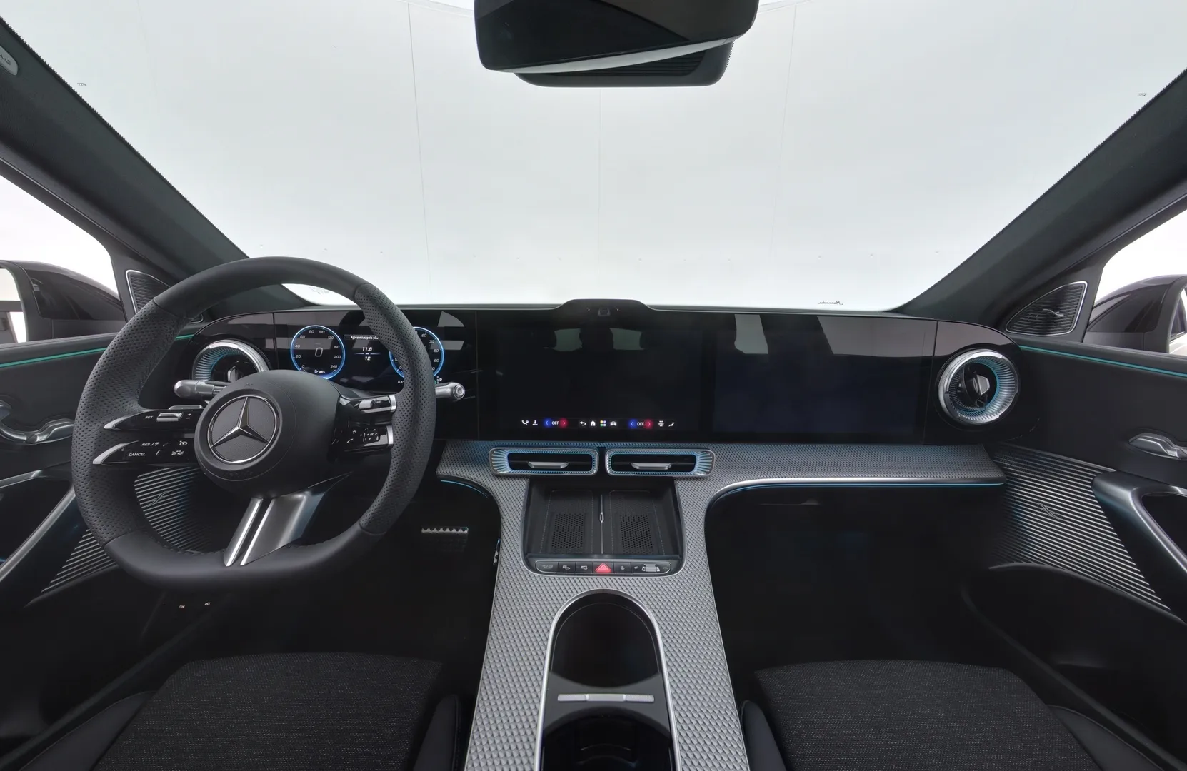 Mercedes-Benz GLC YMK-609 carousel image