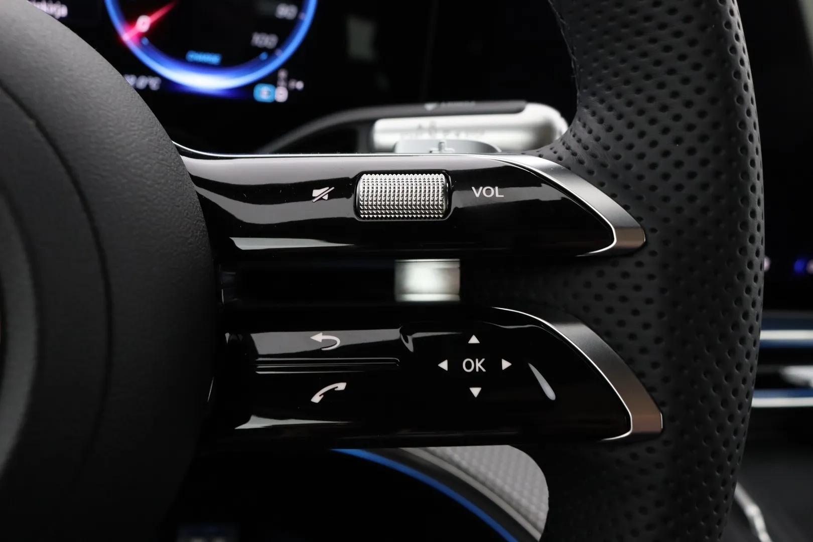 Mercedes-Benz GLC YMK-609 carousel image