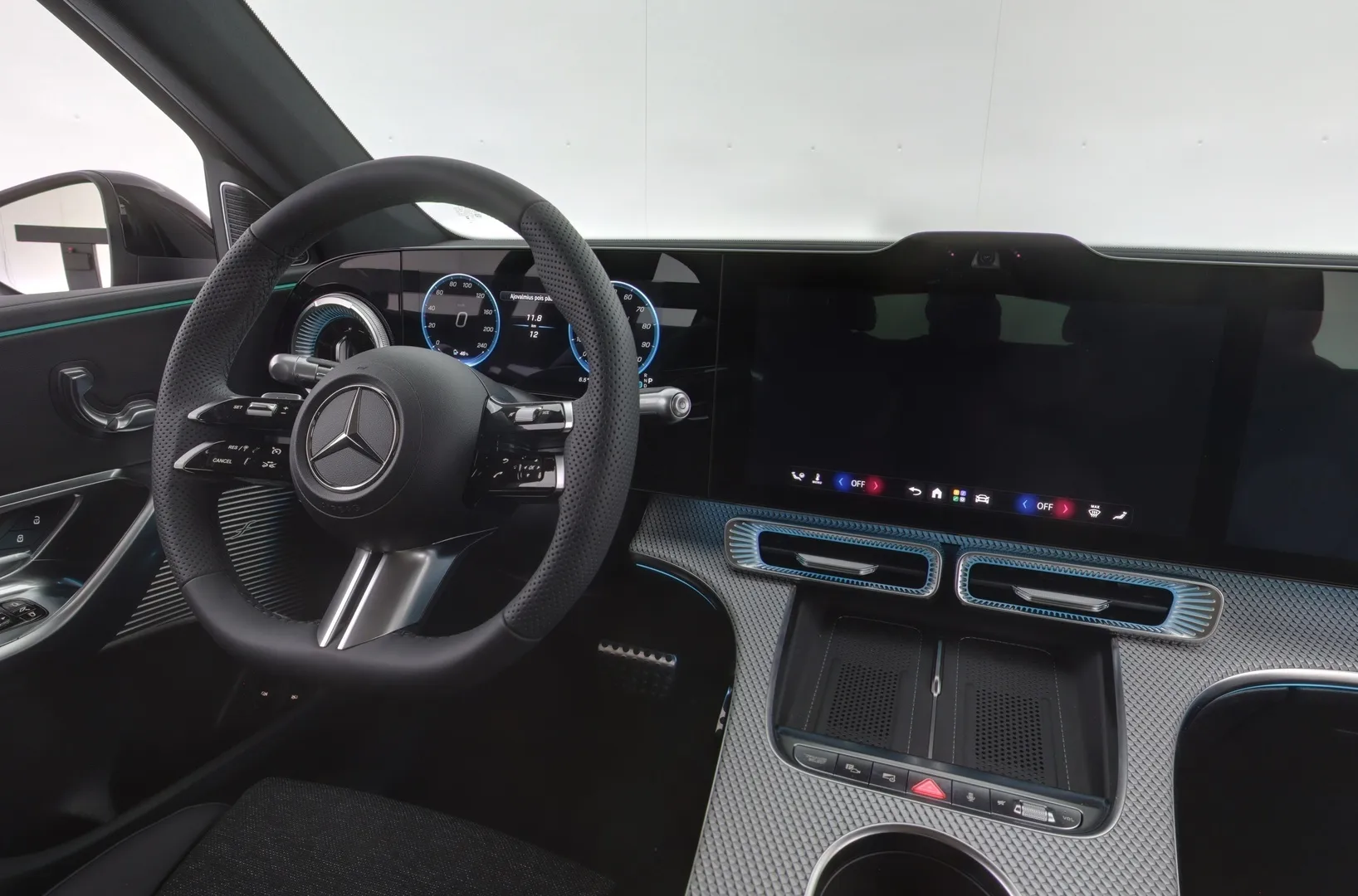 Mercedes-Benz GLC YMK-609 carousel image