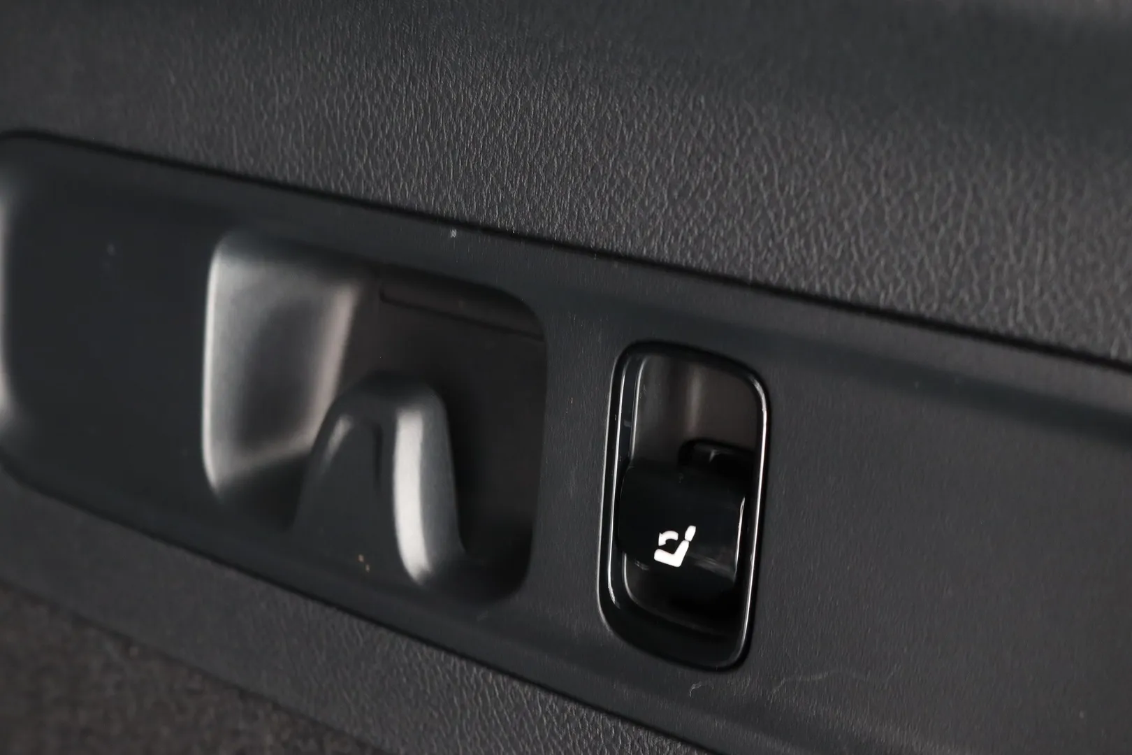 Mercedes-Benz GLC YMK-609 carousel image