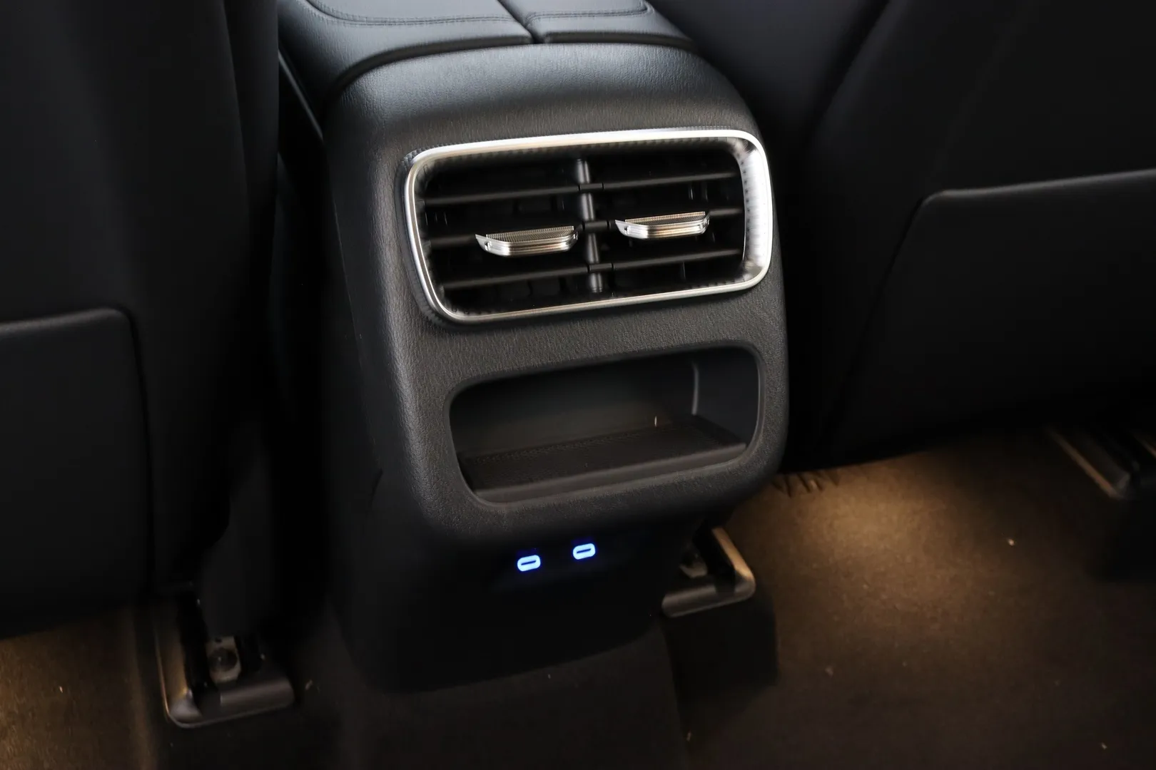 Mercedes-Benz GLC YMK-609 carousel image