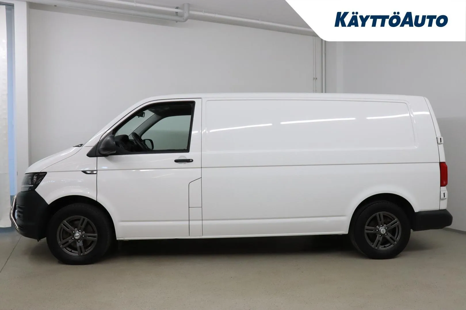 Volkswagen Transporter OUV-372 carousel image