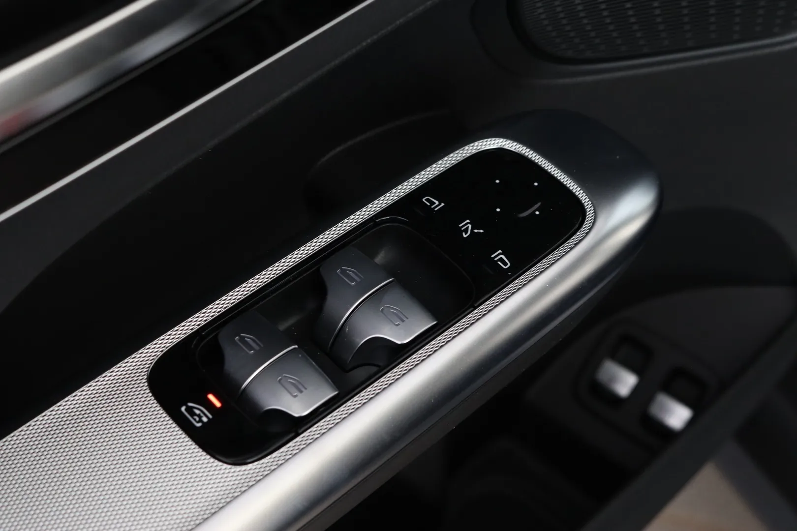 Mercedes-Benz GLC LTL-421 carousel image