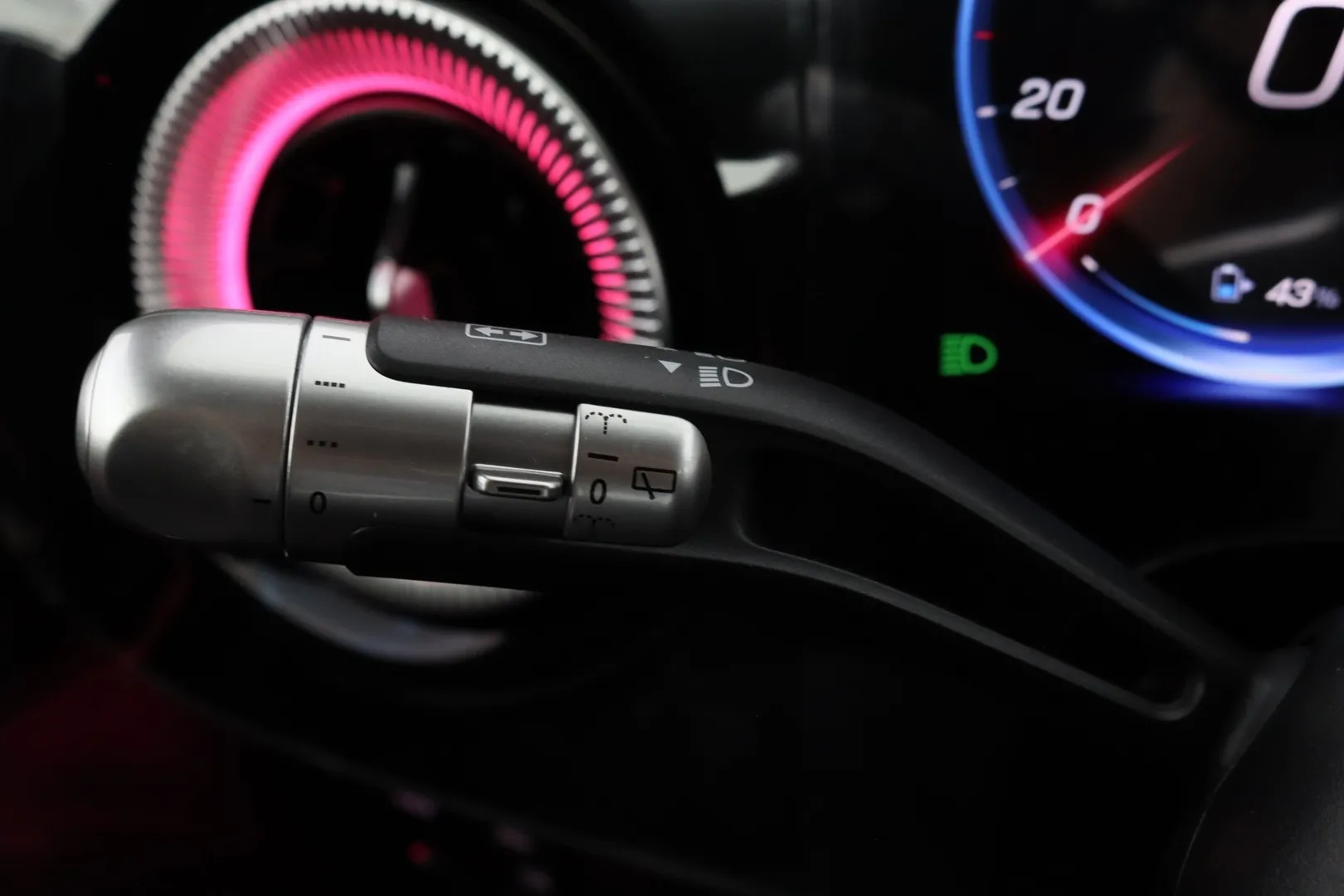 Mercedes-Benz GLB ZRE-581 carousel image
