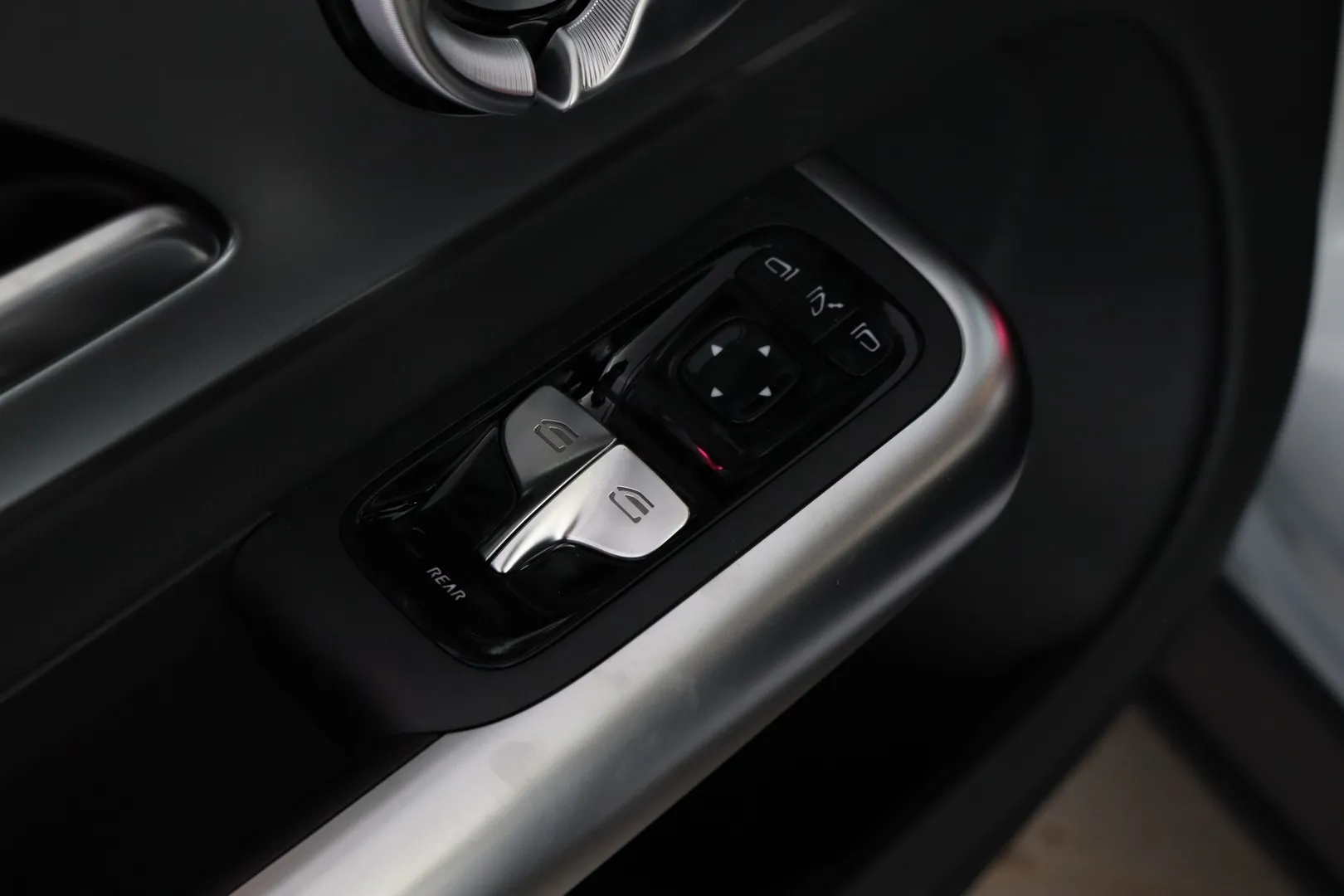 Mercedes-Benz GLB ZRE-581 carousel image