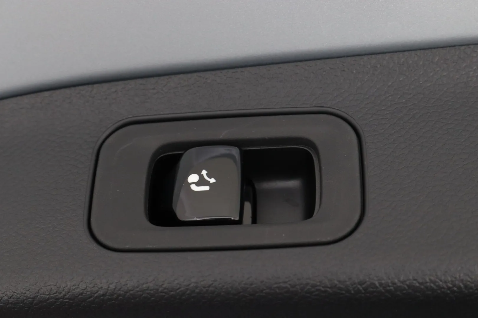 Mercedes-Benz GLB ZRE-581 carousel image