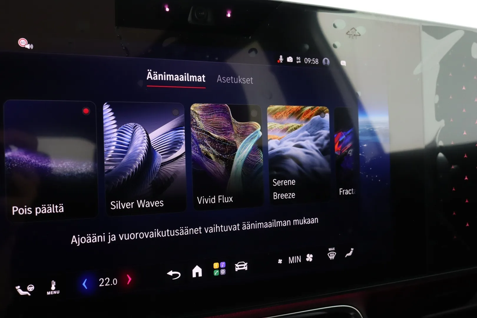 Mercedes-Benz GLB ZRE-581 carousel image