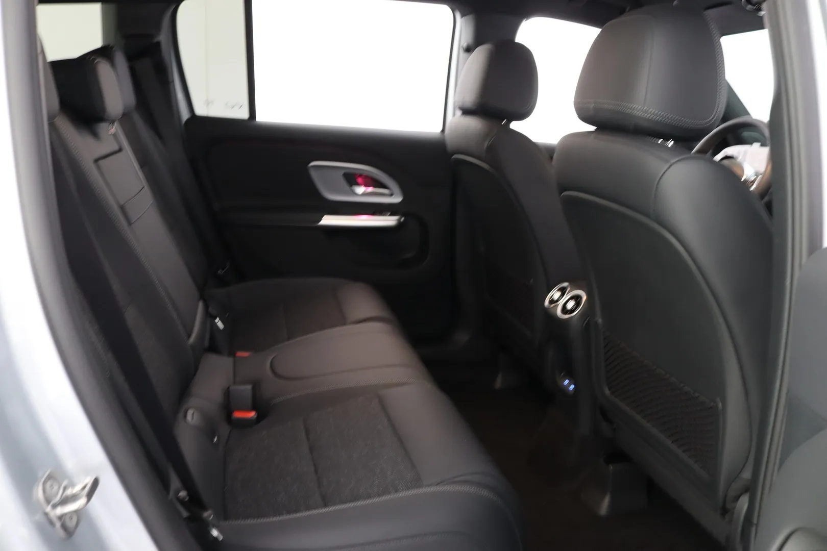 Mercedes-Benz GLB ZRE-581 carousel image