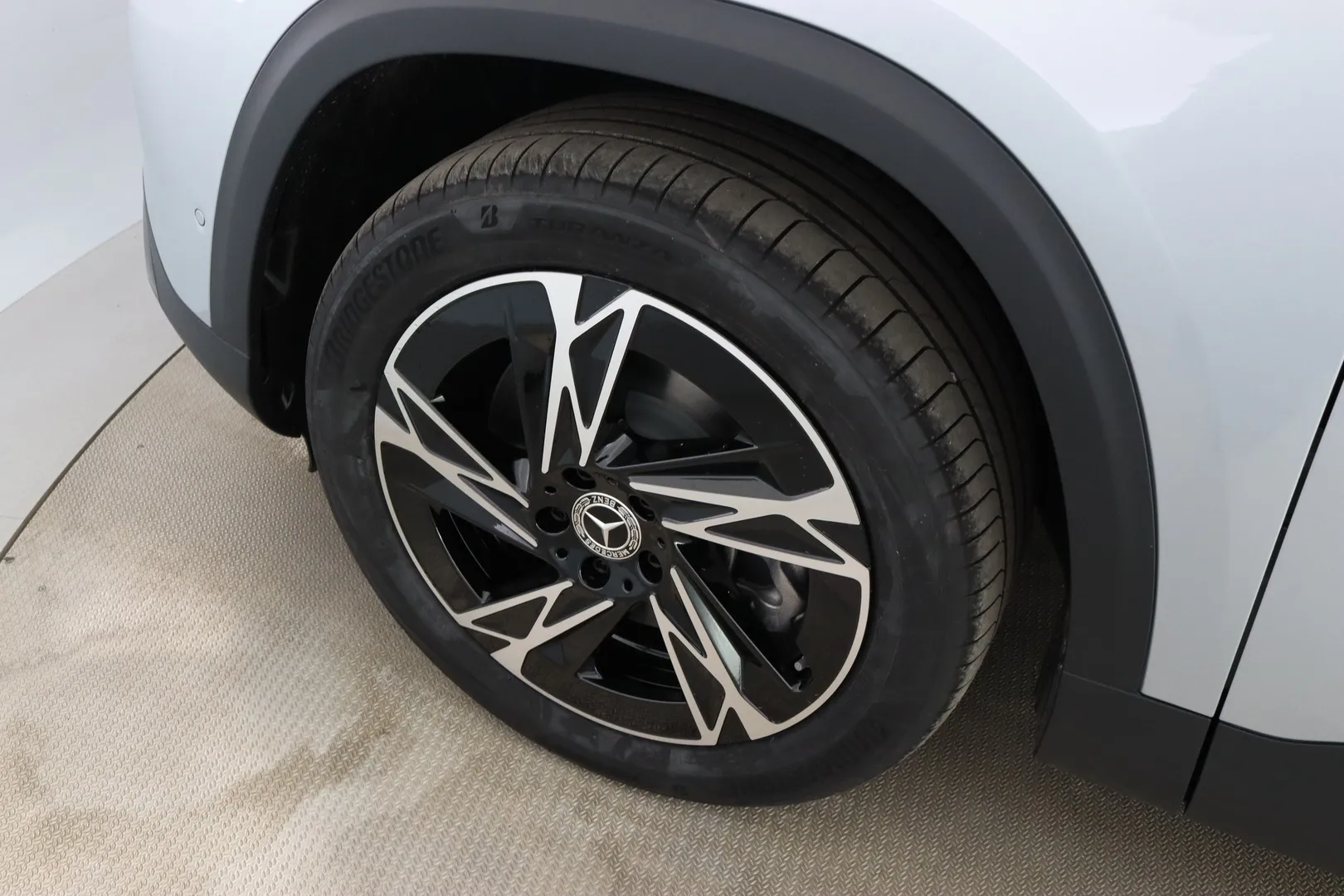 Mercedes-Benz GLB ZRE-581 carousel image