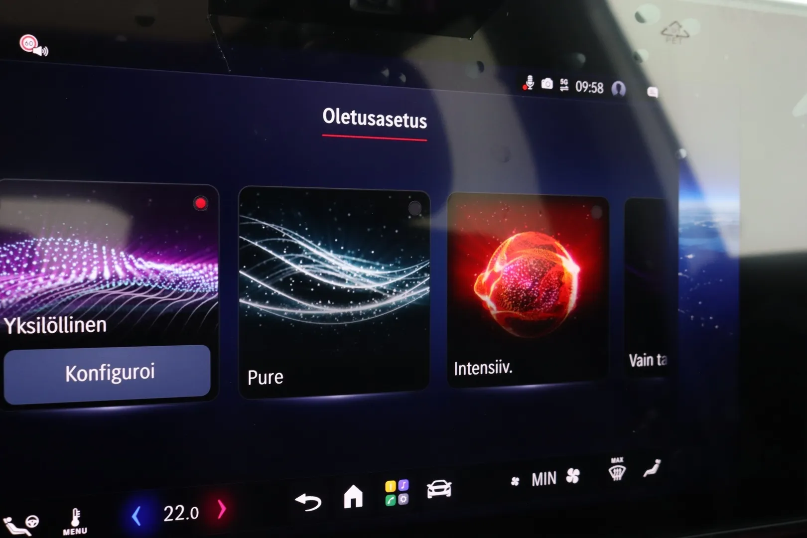 Mercedes-Benz GLB ZRE-581 carousel image