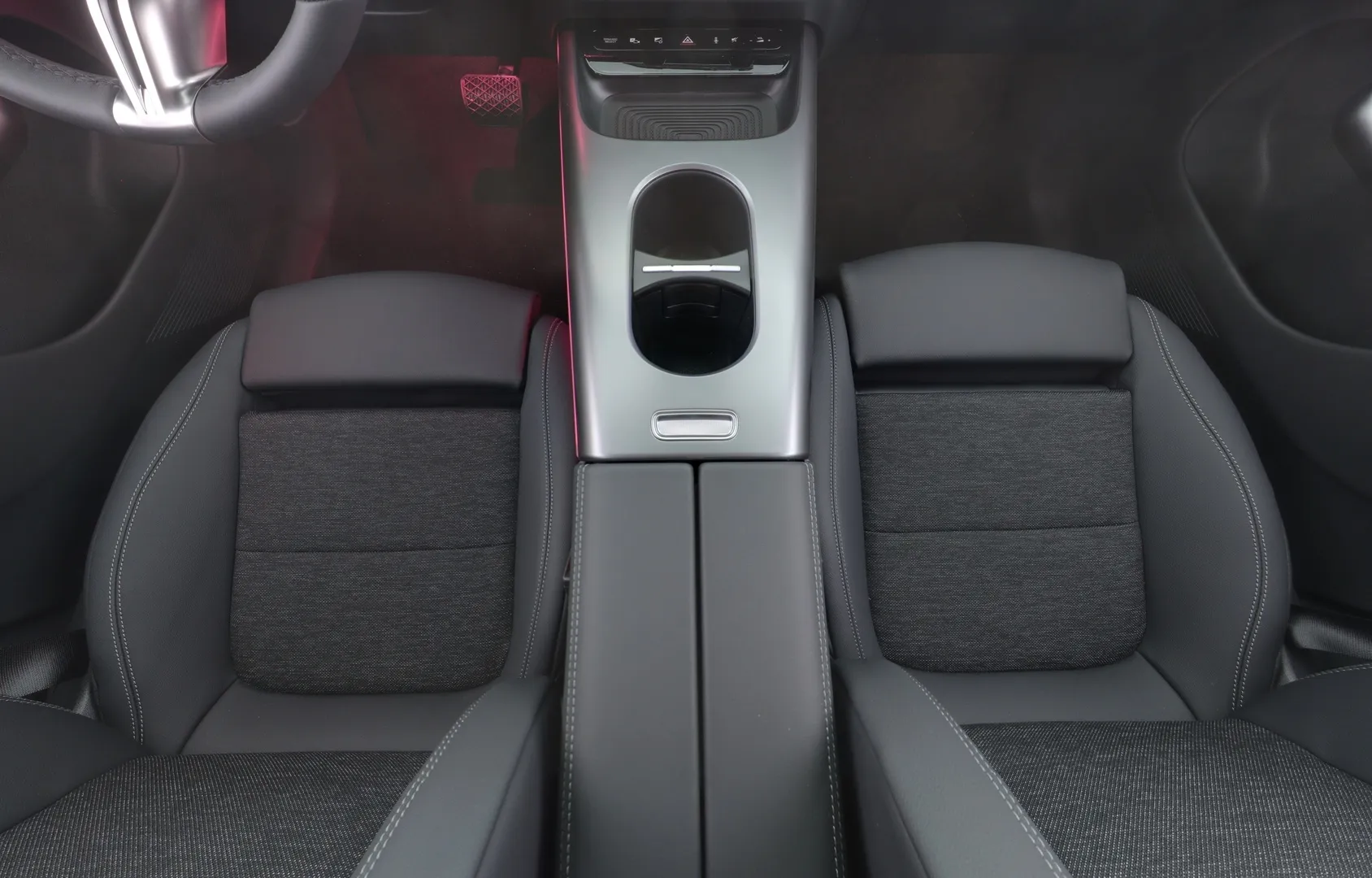 Mercedes-Benz GLB ZRE-581 carousel image