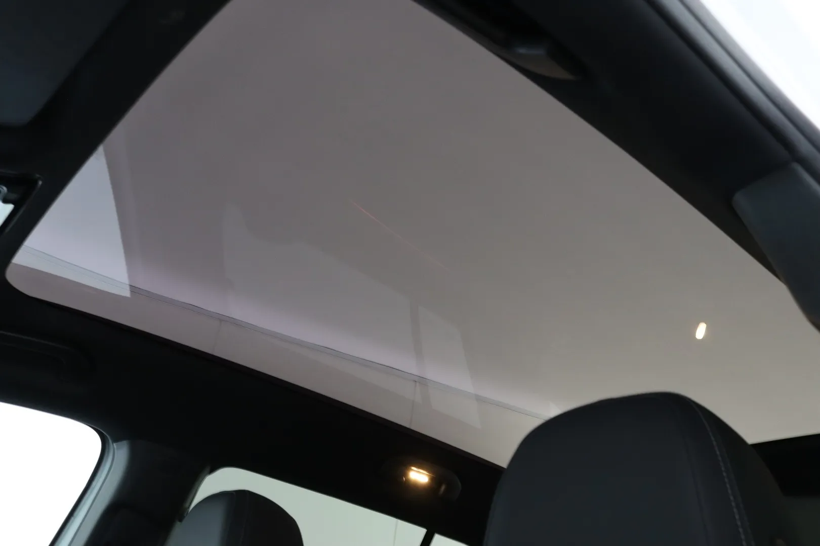 Mercedes-Benz GLB ZRE-581 carousel image