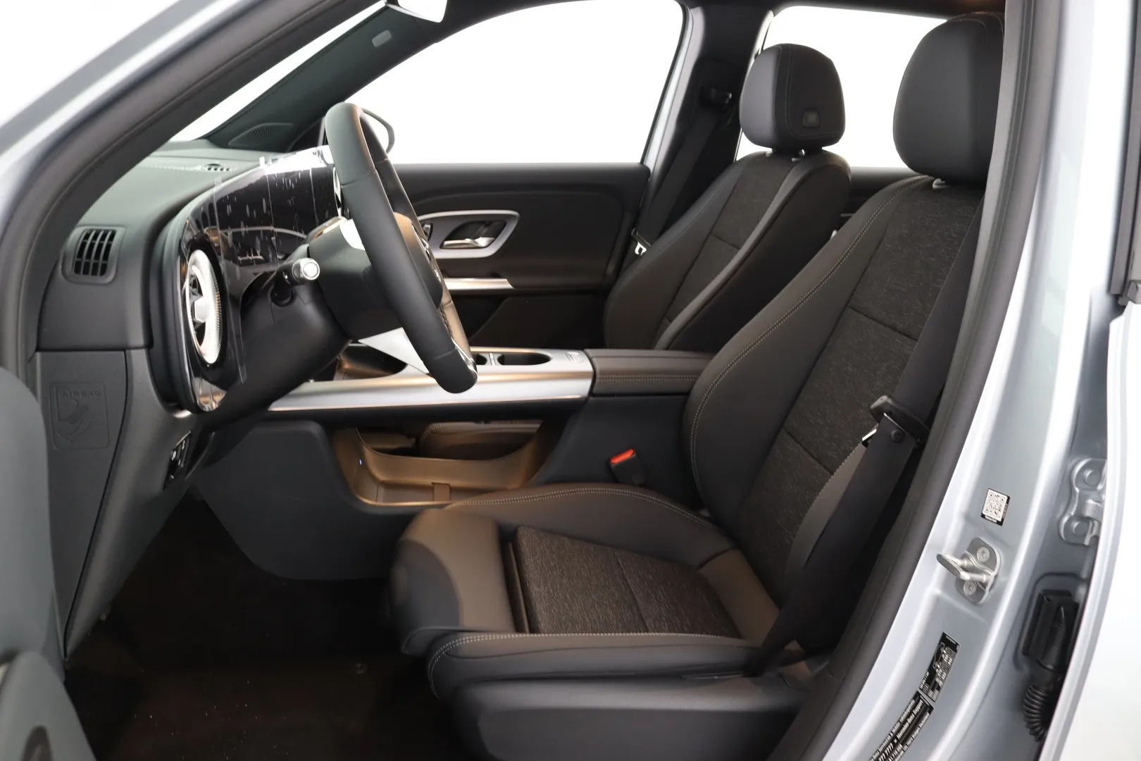 Mercedes-Benz GLB ZRE-581 carousel image