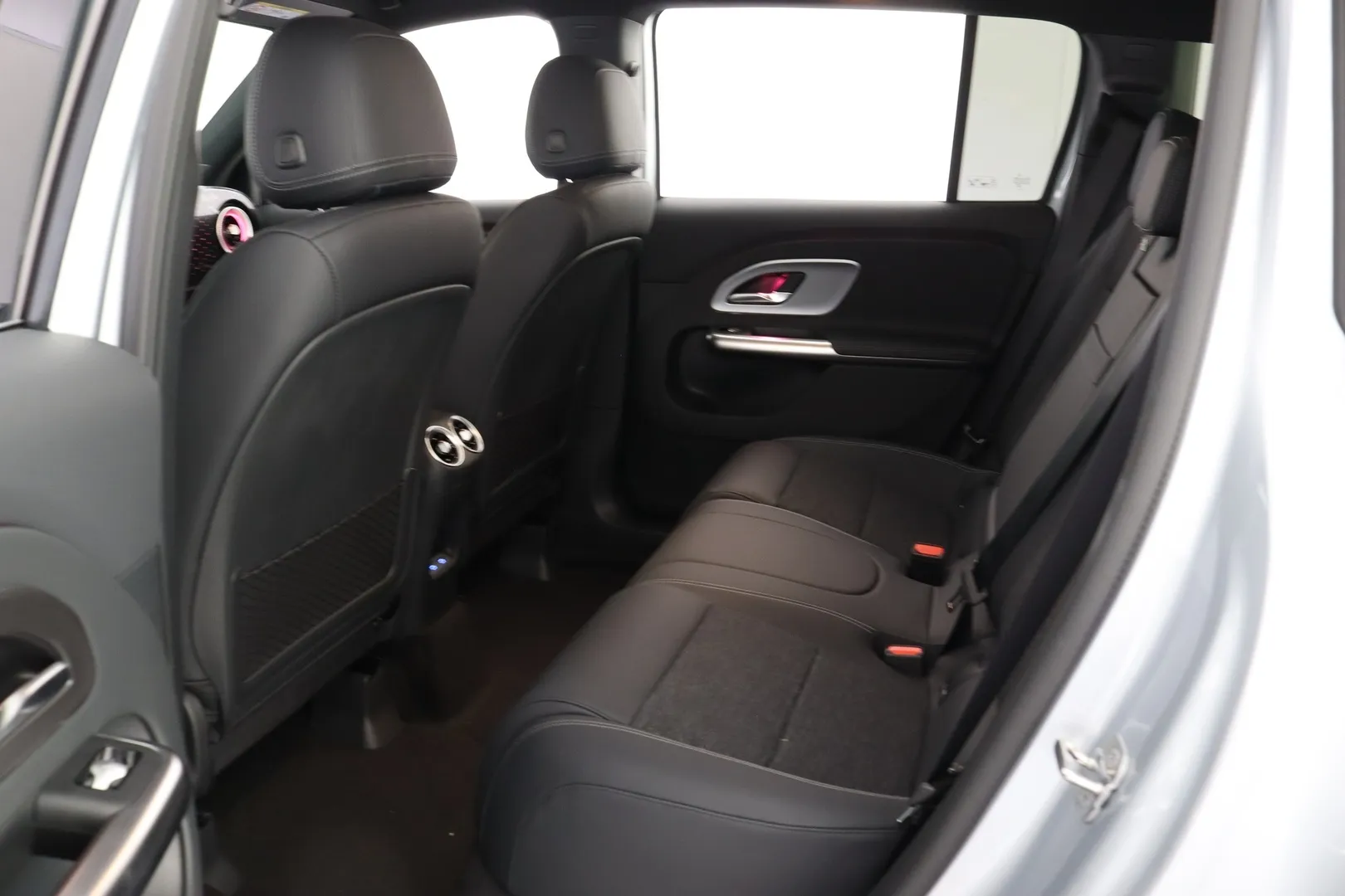 Mercedes-Benz GLB ZRE-581 carousel image