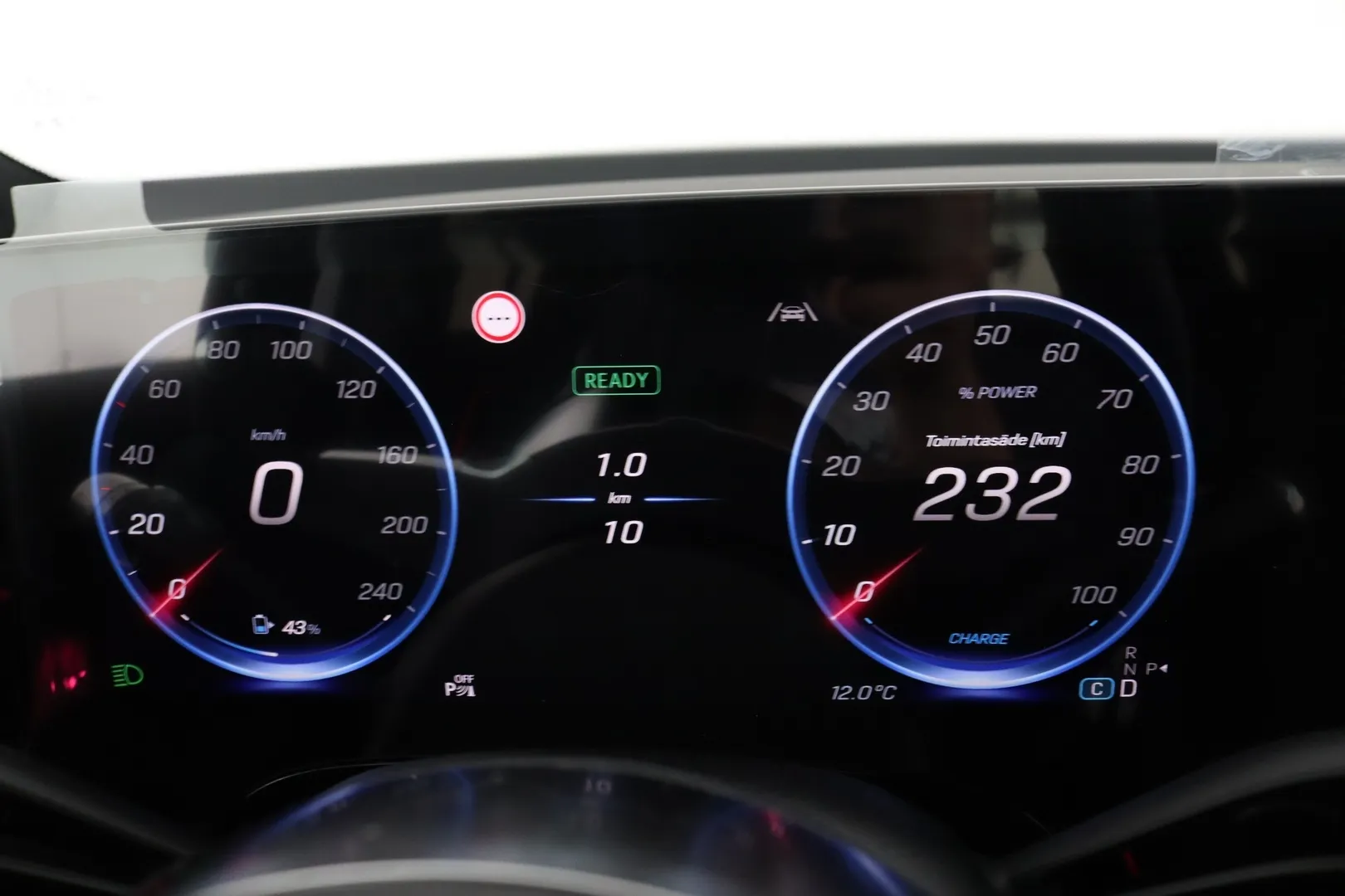 Mercedes-Benz GLB ZRE-581 carousel image