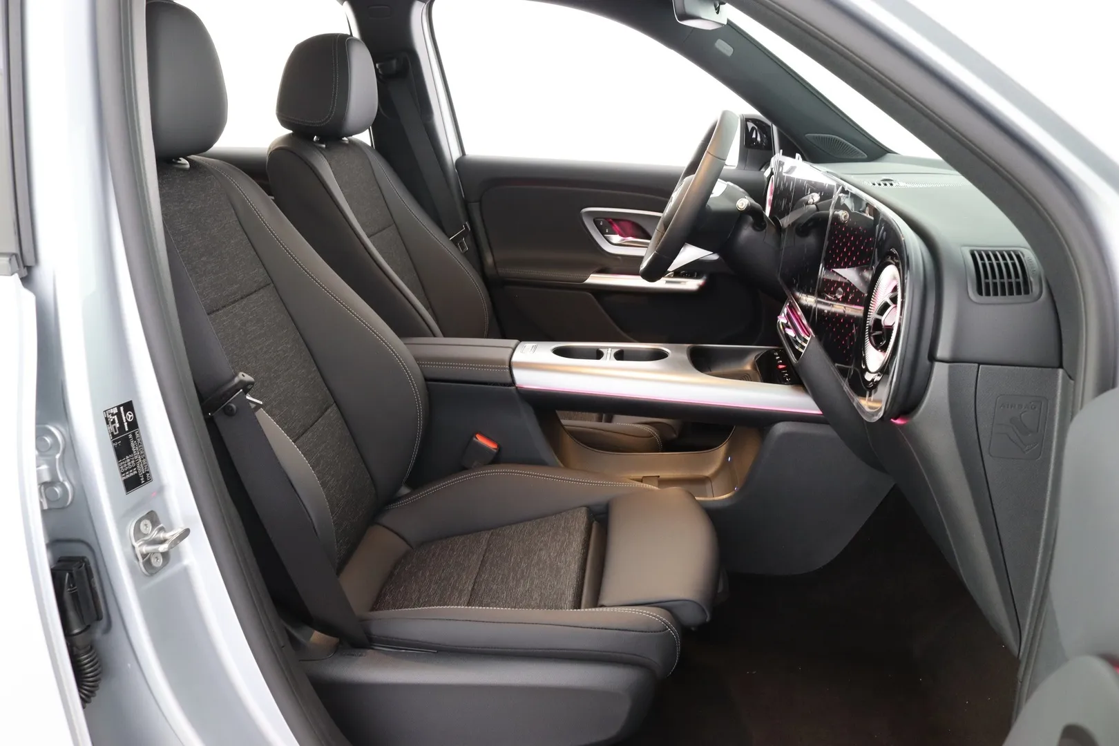 Mercedes-Benz GLB ZRE-581 carousel image