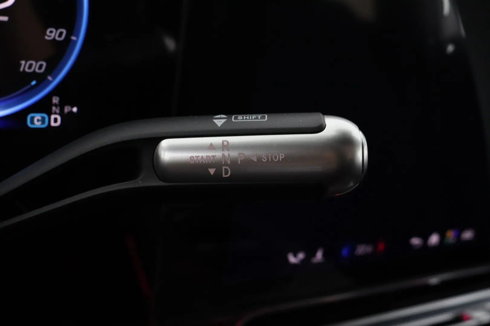 Mercedes-Benz GLB ZRE-581 carousel image