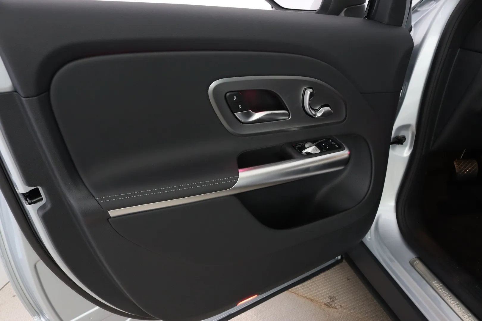 Mercedes-Benz GLB ZRE-581 carousel image