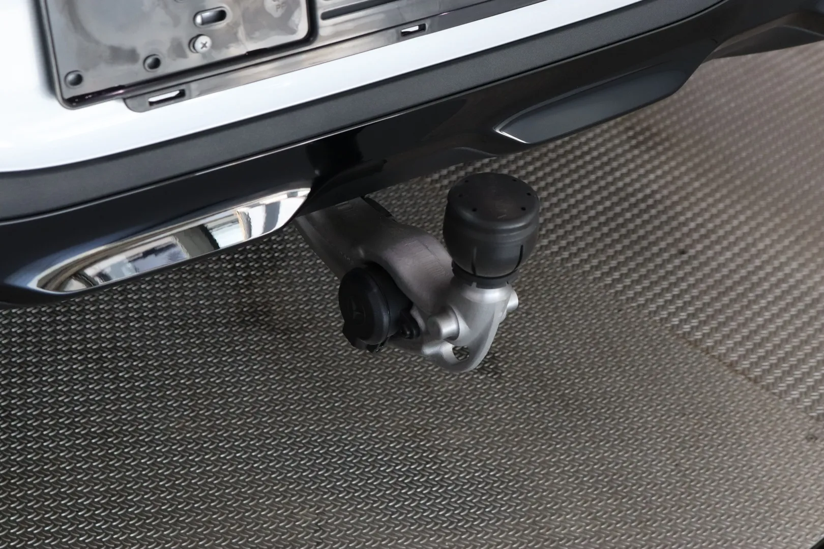 Mercedes-Benz GLB ZRE-581 carousel image