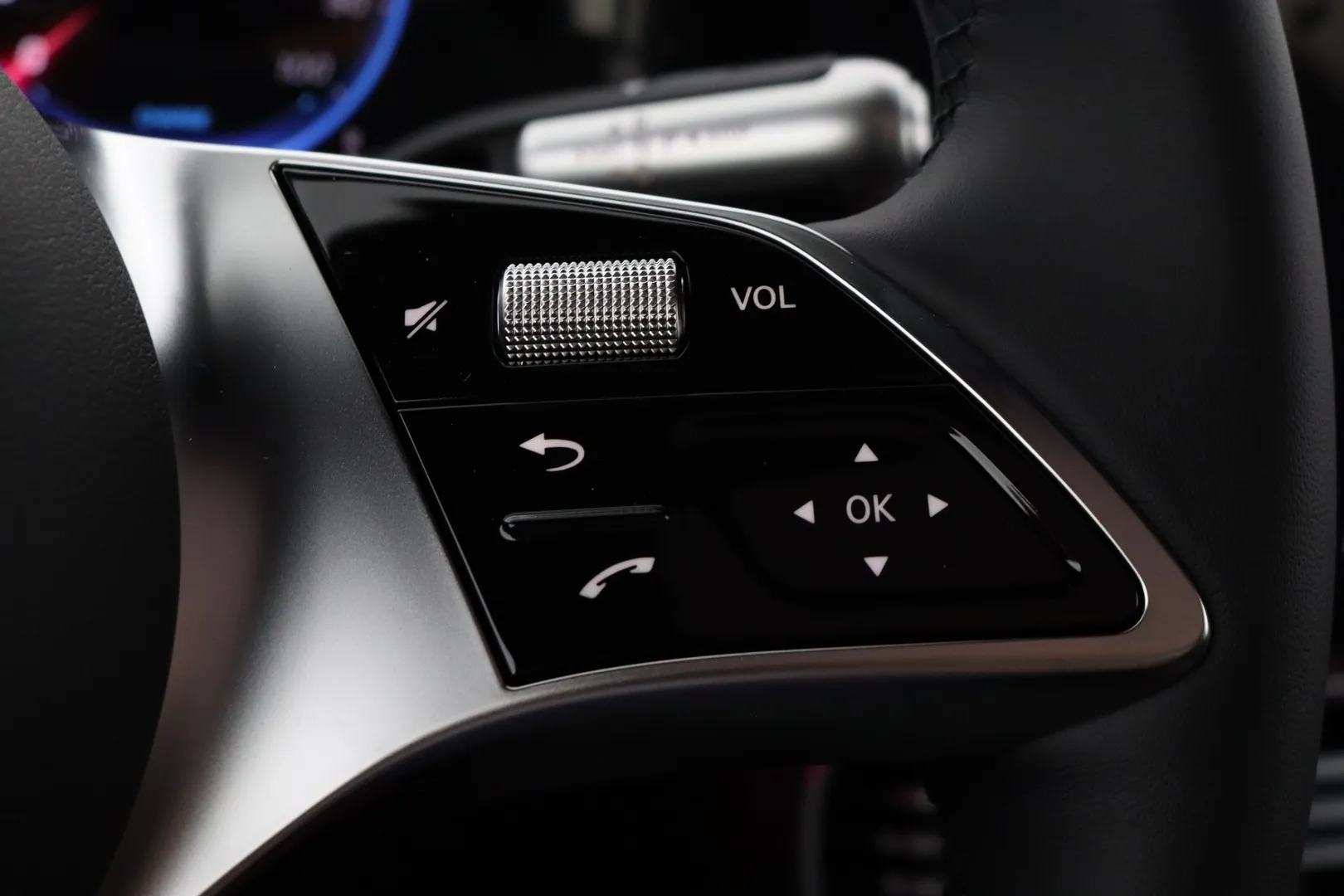 Mercedes-Benz GLB ZRE-581 carousel image