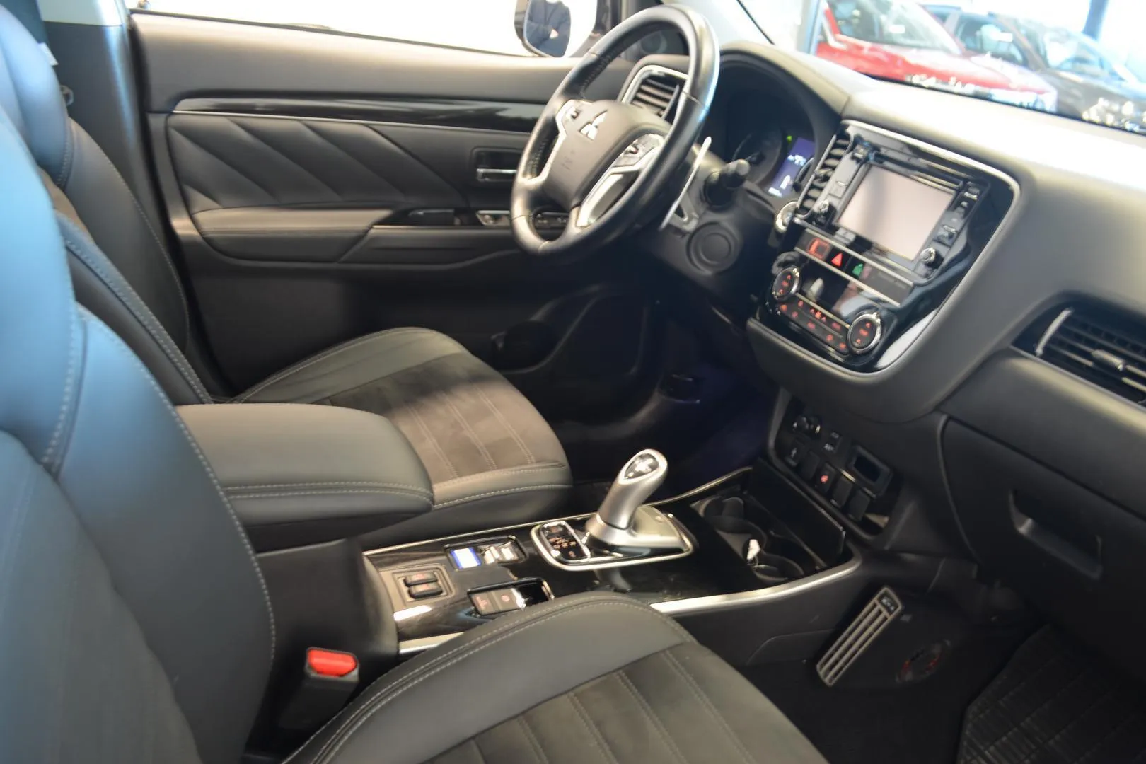 Mitsubishi Outlander PHEV OXS-927 carousel image