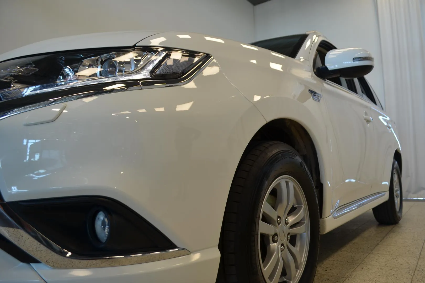 Mitsubishi Outlander PHEV OXS-927 carousel image