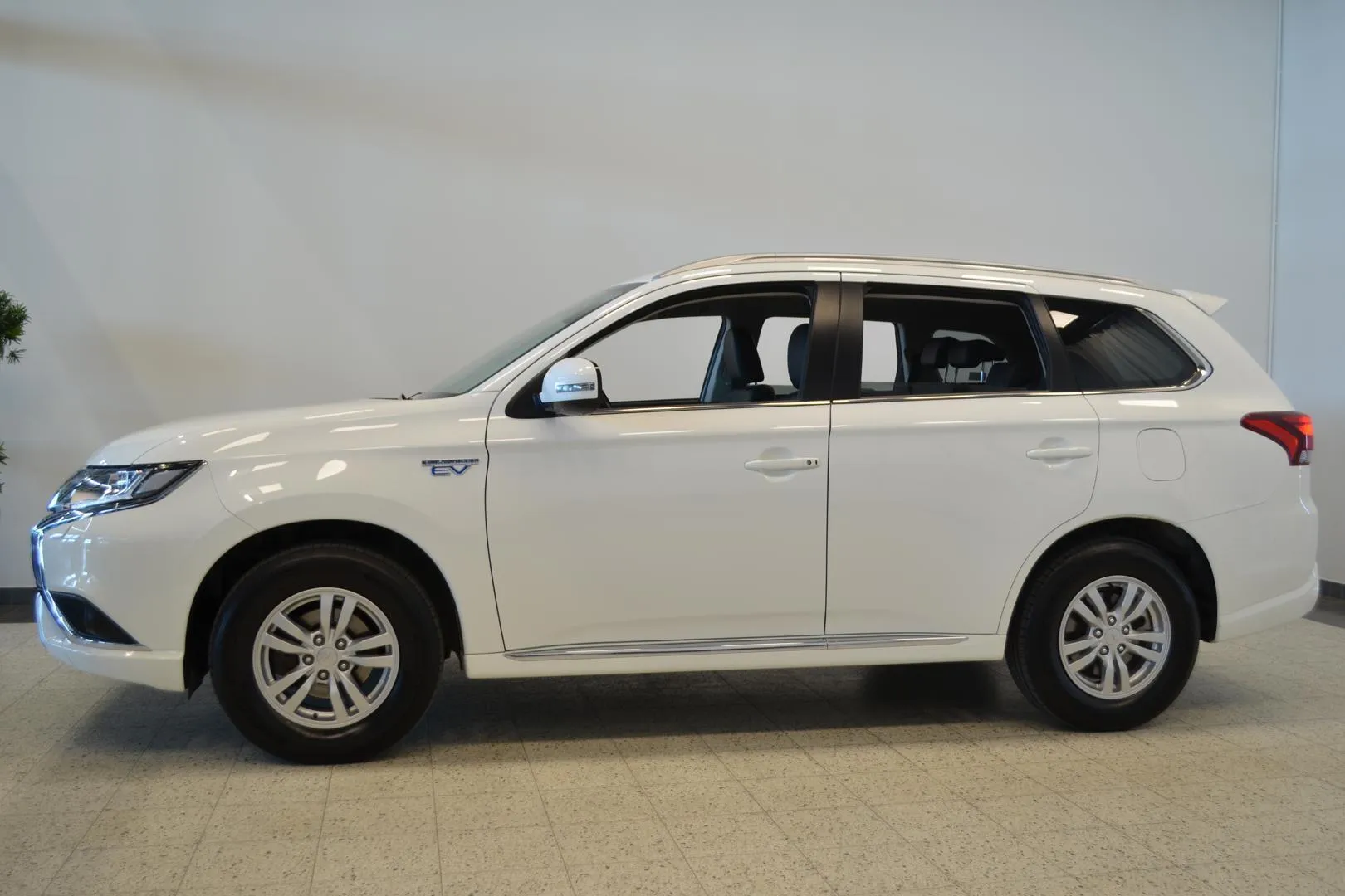 Mitsubishi Outlander PHEV OXS-927 carousel image