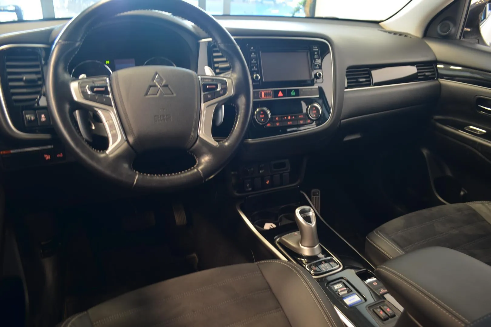 Mitsubishi Outlander PHEV OXS-927 carousel image