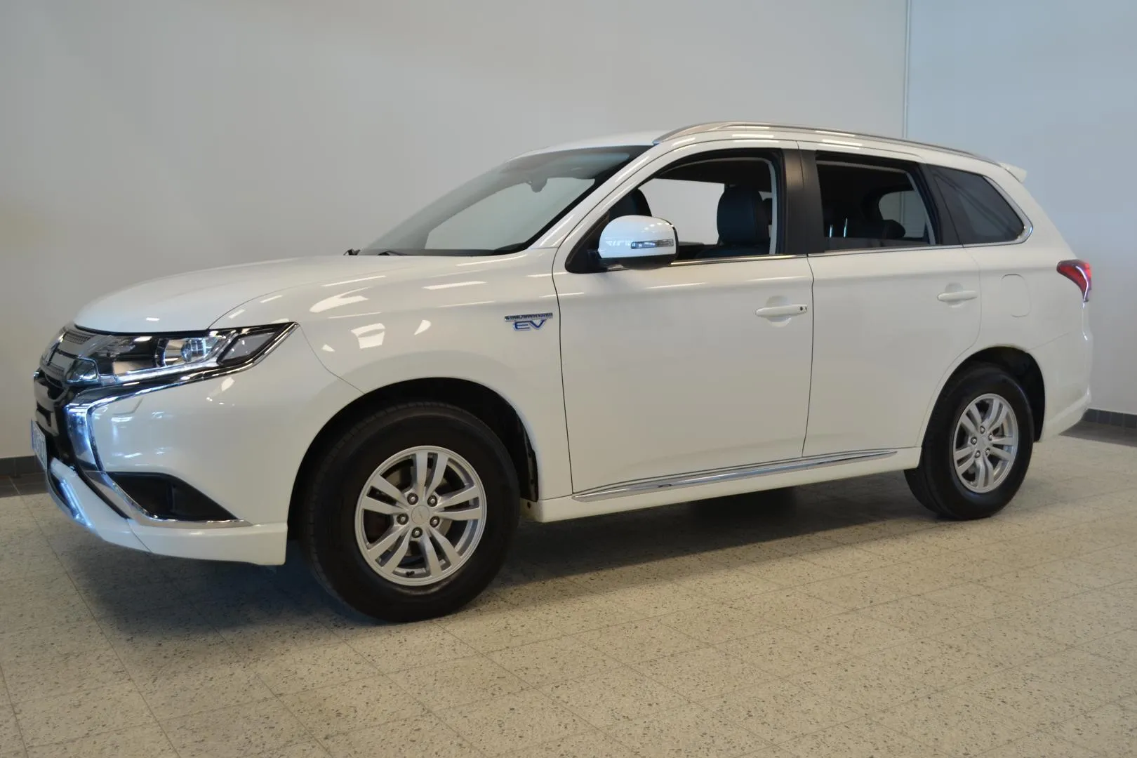 Mitsubishi Outlander PHEV OXS-927 carousel image