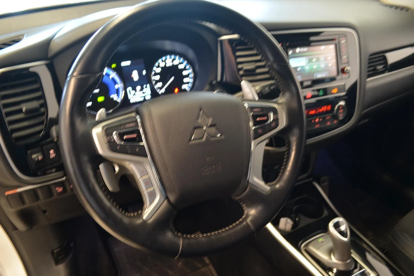 Mitsubishi Outlander PHEV OXS-927 carousel image